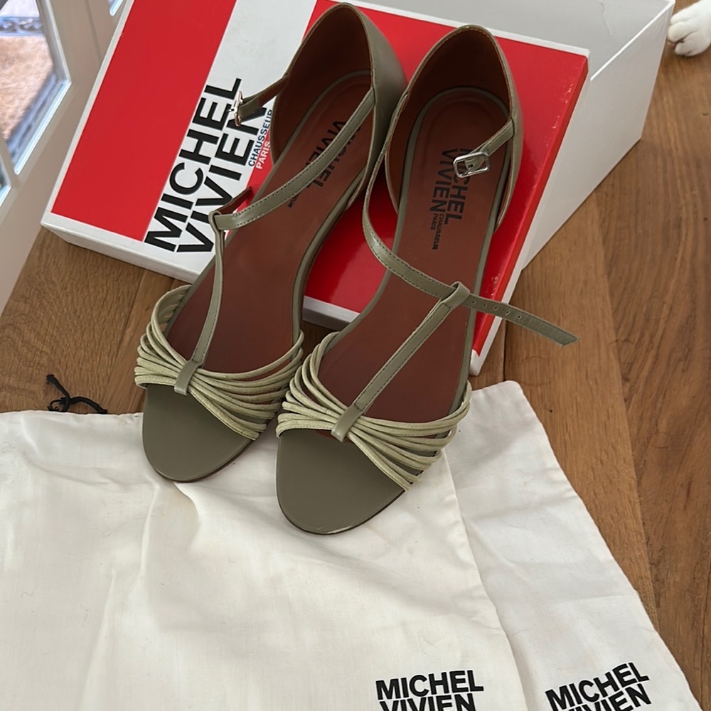 Green Sandals with Open Design and Comfort